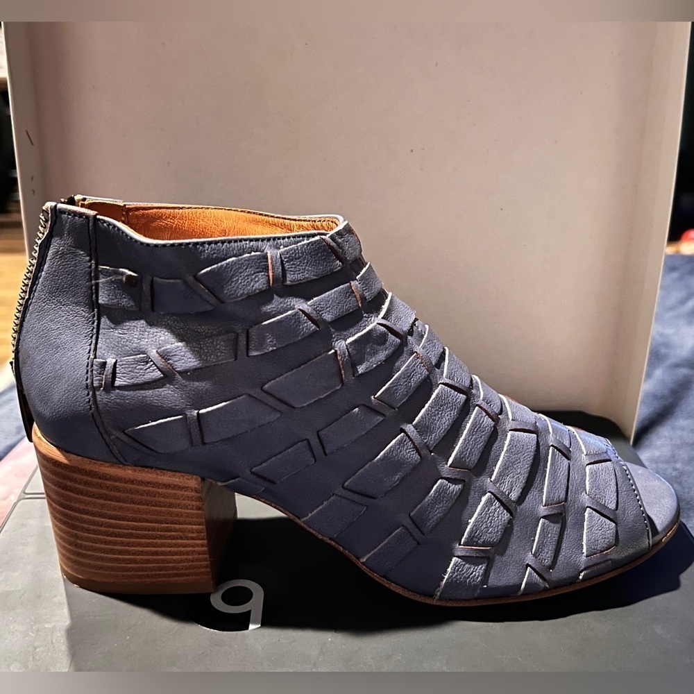 NIB SUNDANCE VERO CUOIO OPEN TOE BOOTIES